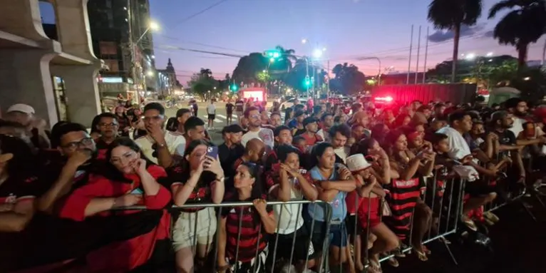 Flamengo chega a Belém com festa de torcedores antes de encarar o Remo