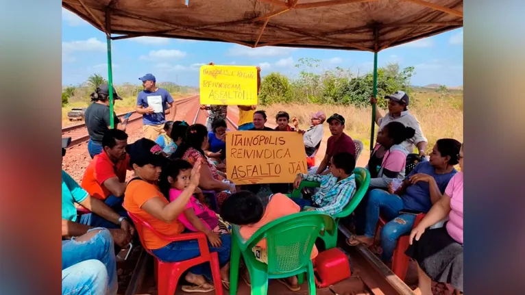 O protesto, iniciado na manhã desta terça-feira (1) por moradores locais e do Assentamento Itacaiúnas, interrompeu o transporte de minério e retendo o trem de passageiros
