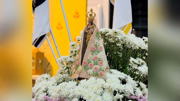 A imagem de Nossa Senhora de Nazaré, esculpida em cedro e vestida com o manto comemorativo de 2026, abençoa os fiéis durante as festividades em Tucuruí.
