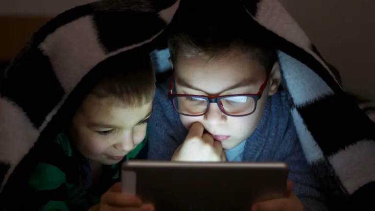 O ECA Digital, que amplia a discussão sobre a proteção de crianças e adolescentes na internet, é apontado como um dos assuntos que merecem atenção na preparação para a redação do Enem 2026.
