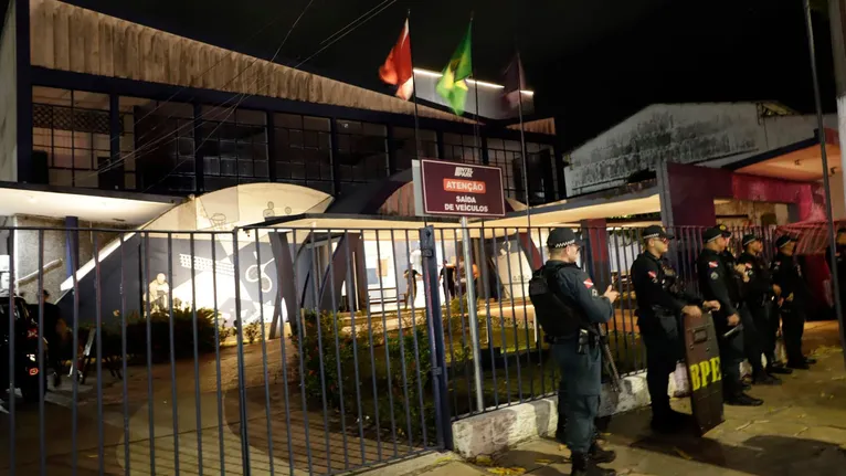 Torcedores realizam novo protesto na sede social e Remo se manifesta