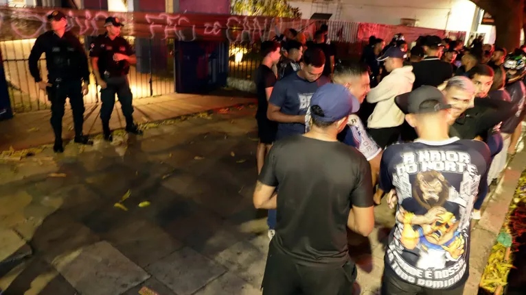 Torcedores realizam novo protesto na sede social e Remo se manifesta