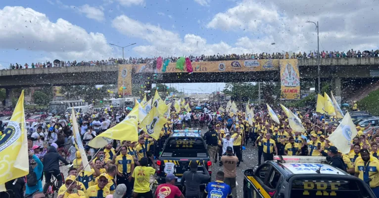 Chuva de papel picado marca a passagem da imagem peregrina de Nossa Senhora de Nazaré pelos viadutos da BR-316, em Ananindeua.