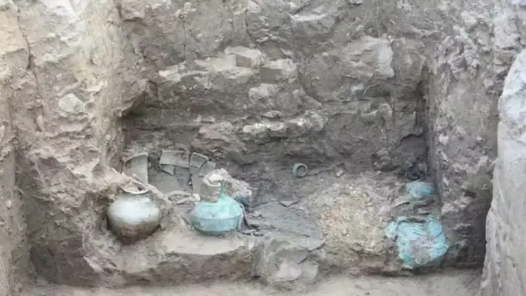 Vinho de 2.300 anos é encontrado em tumba na China