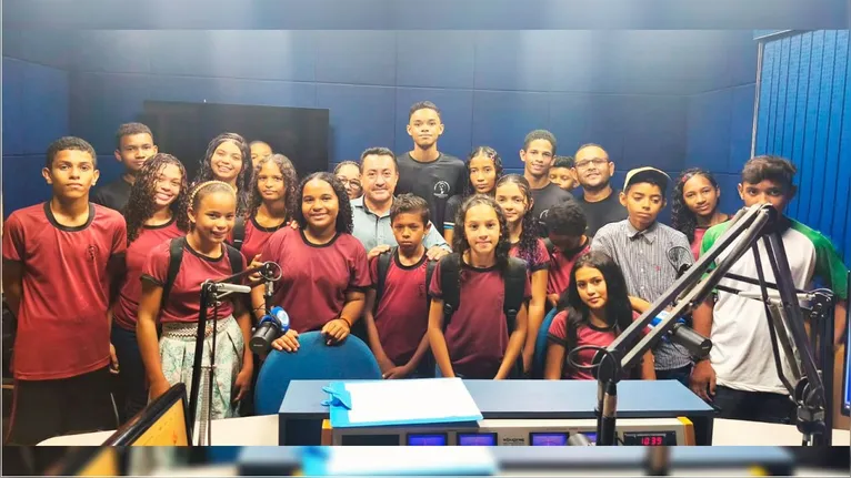 Estudantes da zona rural de Marabá participam de transmissão ao vivo nos estúdios de rádio do Grupo RBA durante aula prática de comunicação
