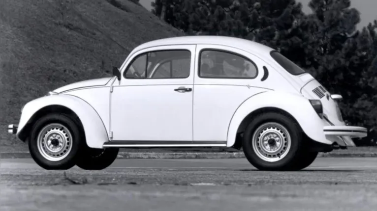 Clássico das ruas brasileiras, o Fusca em bom estado pode custar cerca de R$ 20 mil, deixando espaço para melhorias.