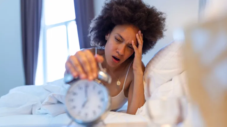 Estudos sobre o sono apontam que dormir mais de nove horas de forma habitual pode estar associado a maior risco de problemas de saúde.