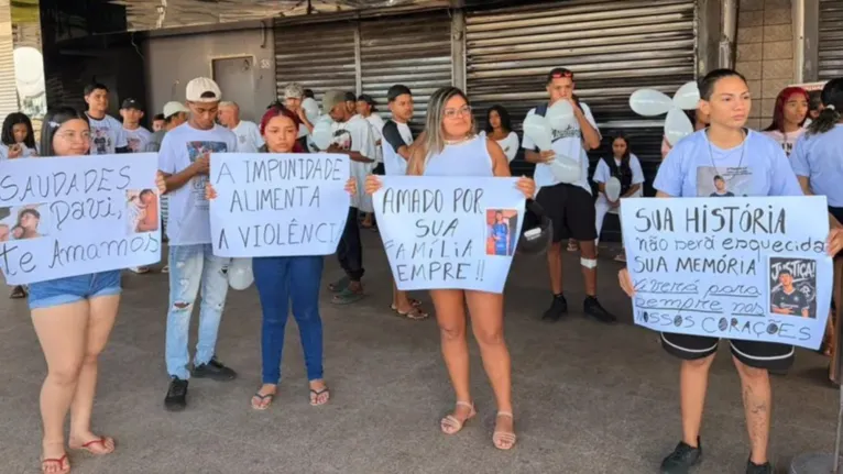 Familiares e amigos das vítimas realizaram uma manifestação na avenida Augusto Montenegro, em Belém, para cobrar justiça e respostas sobre o atropelamento que deixou quatro torcedores mortos.