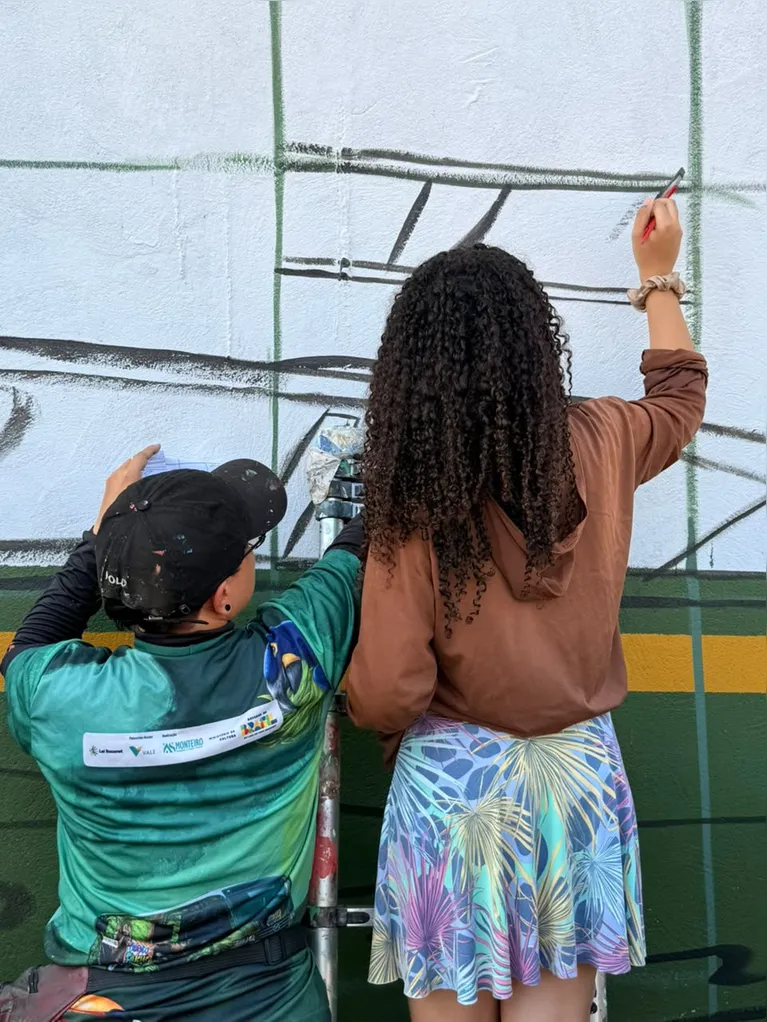 Estudantes dão os primeiros traços na pintura após passarem por aulas teóricas