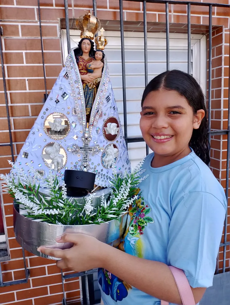 A filha de Harley, Ana Clara, mostra o manto deste ano.