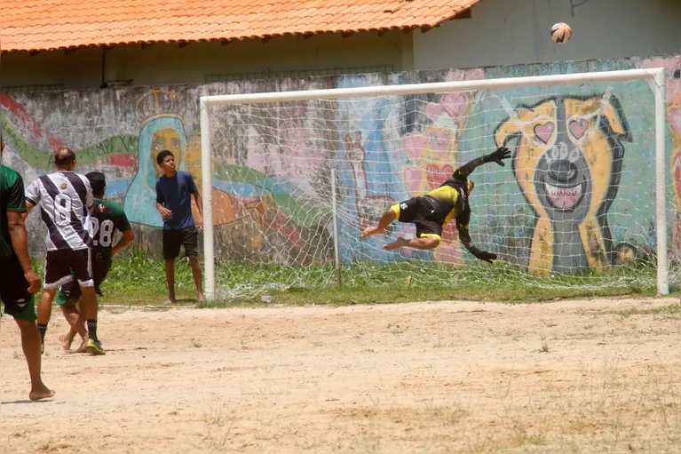 A bela defesa do goleiro do Atlético União