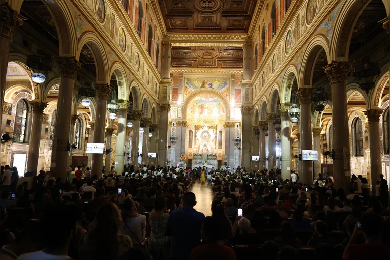 Crianças e jovens de projetos sociais participam do “Um Canto para Maria”, na Basílica Santuário de Nazaré.