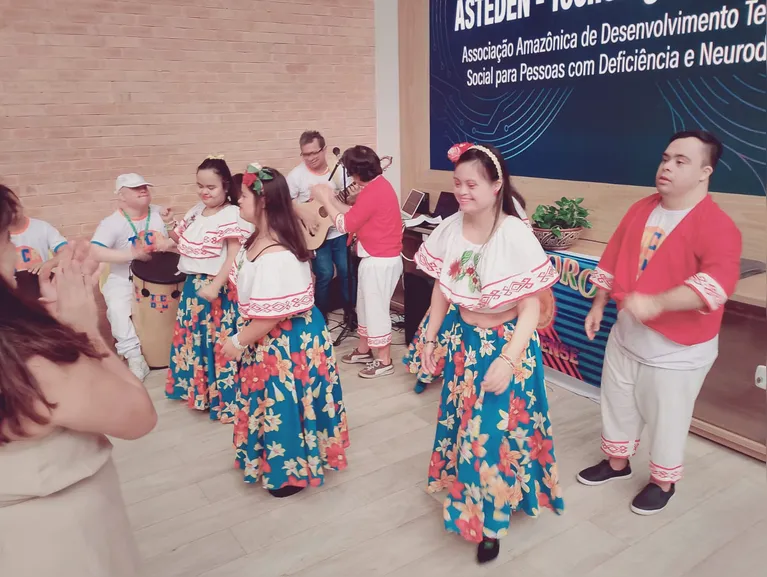 Apresentação do grupo folclórico Toca Down, formado por seis dançarinos com síndrome de Down.