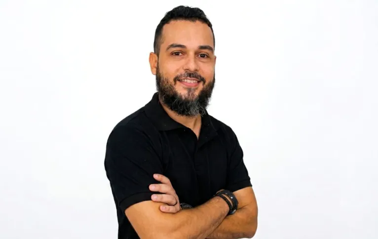 Professor Fernando Penha orienta estudantes a organizar os estudos da redação do Enem por eixos temáticos, ampliando o repertório e a capacidade de adaptar argumentos a diferentes propostas de tema.