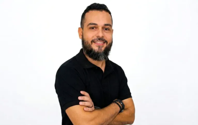 O professor Fernando Penha lembra que livros, filmes, séries e músicas podem enriquecer a redação do Enem 2026, desde que sejam utilizados como repertório sociocultural pertinente e relacionado à argumentação do candidato.