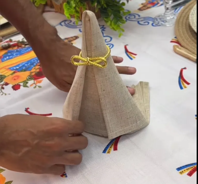 VÍDEO: aprenda a fazer uma "Nossa Senhora de Nazaré" para sua mesa posta