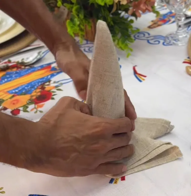 VÍDEO: aprenda a fazer uma "Nossa Senhora de Nazaré" para sua mesa posta
