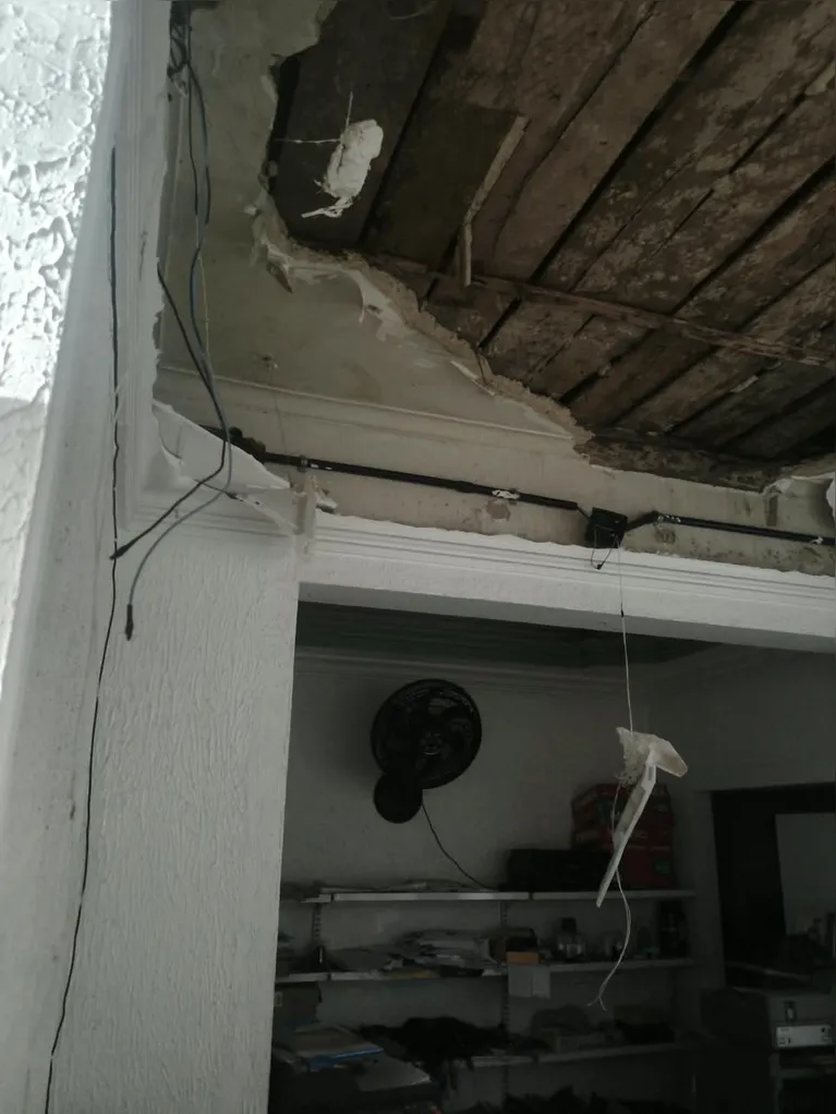 Parte da estrutura de um comércio desabou durante uma obra na parte superior do imóvel, em Belém.