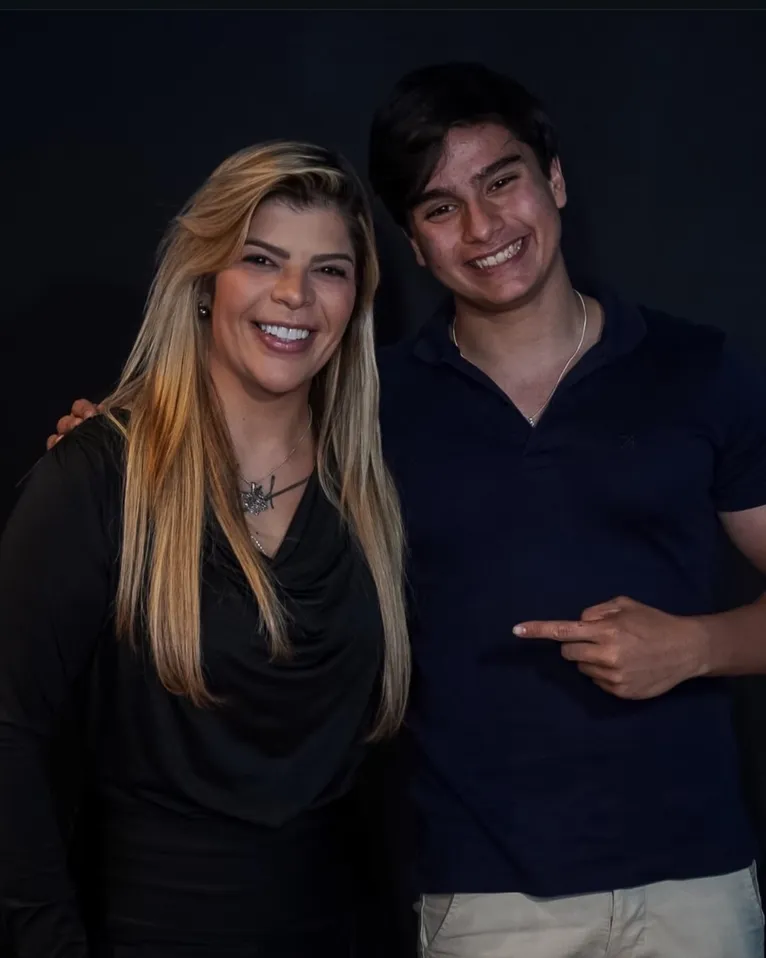 Gabriel e a cantora Paula Mattos