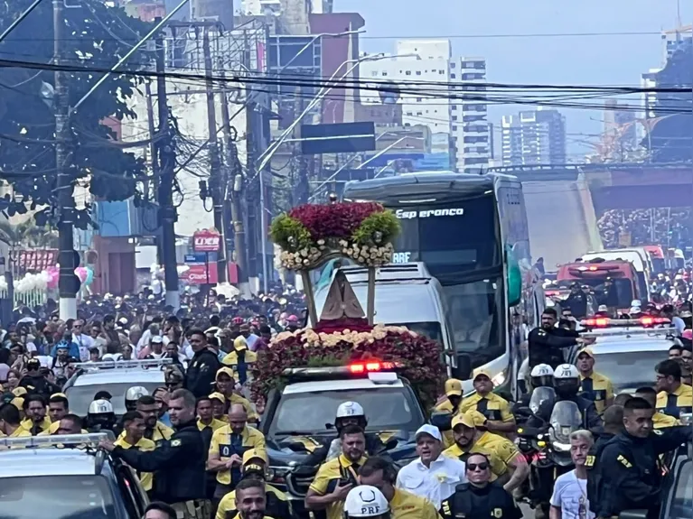 Traslado para Ananindeua e Marituba termina após quase onze horas de procissão