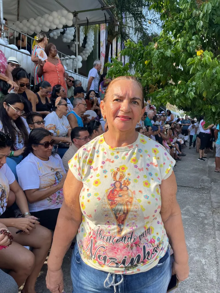 Luiza Pantoja aguardava emocionada a passagem da Santa.