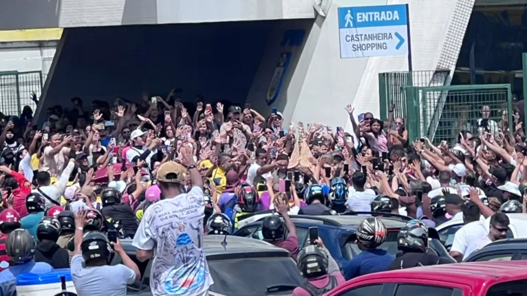 Fiéis erguem as mãos em sinal de fé e devoção a Nossa Senhora de Nazaré durante a passagem da berlinda em frente ao Shopping Castanheira, na manhã desta sexta-feira (09/10), durante o traslado para Ananindeua e Marituba, no Círio 2026.