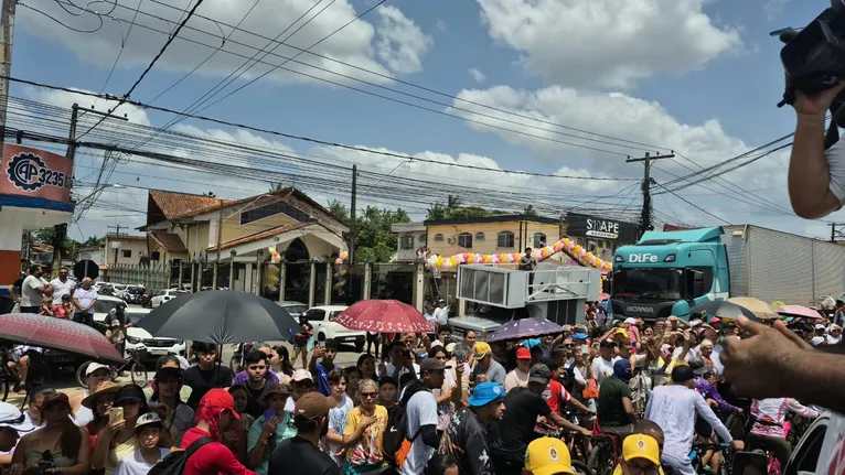 Devotos se emocionam com a Rainha da Amazônia.