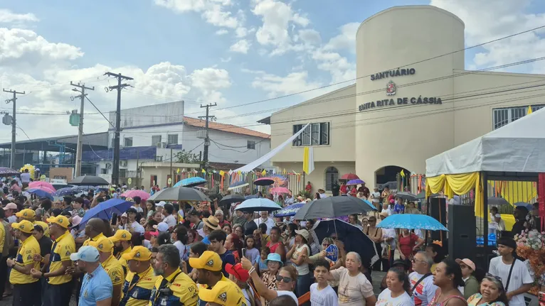 Diante da Mãe de Nazaré, cada oração carrega uma história.