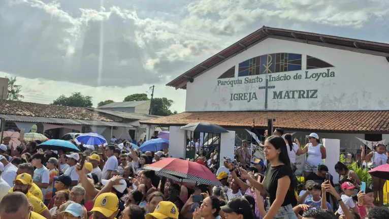 Emoção toma conta dos devotos.