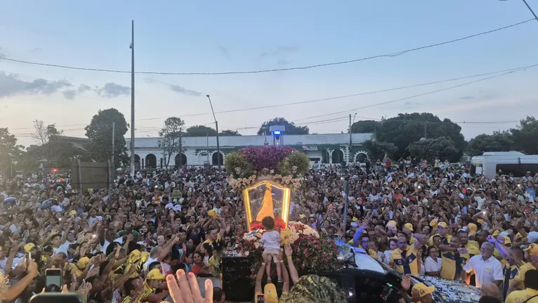 Multidão aguarda a chegada da imagem em Martituba