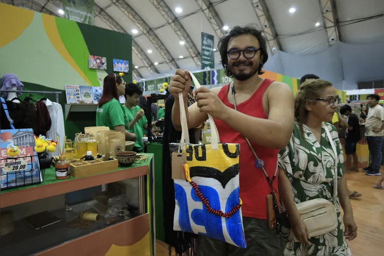 Faixas de aparelhagem viram pochetes e ecobags no Círio
