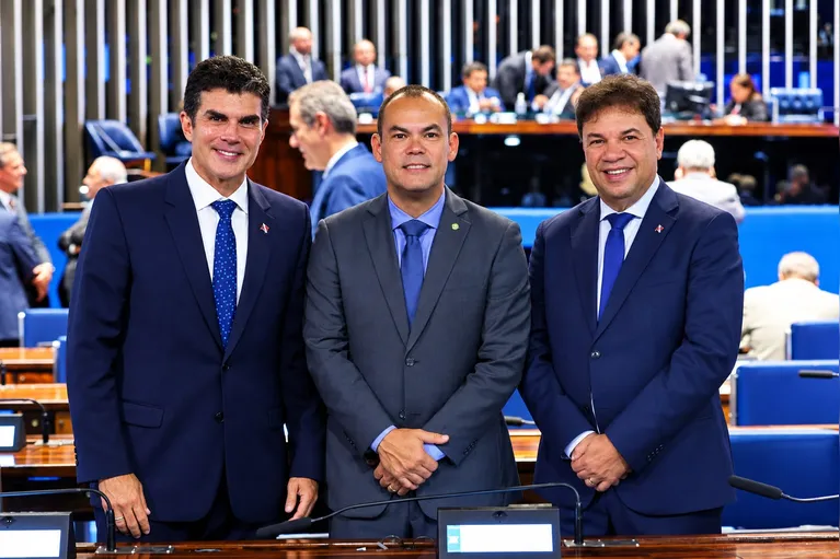 Senadores eleitos pelo Pará, Helder Barbalho e Chicão, acompanhados do deputado federal eleito, Lu Ogawa.