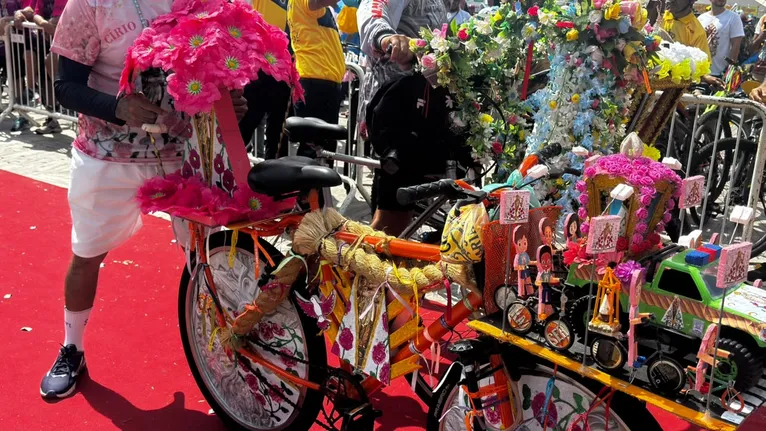 Seu Raimundo, vencedor da Ciclo Romaria pelo segundo ano consecutivo, exibe sua bicicleta ornamentada