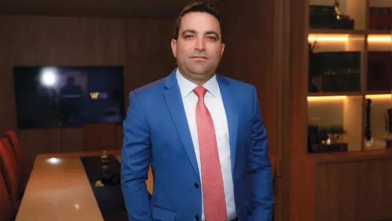 Willer Tomaz, advogado e amigo de Flávio Bolsonaro, é investigado pela Polícia Federal em apurações sobre suspeitas de irregularidades financeiras.