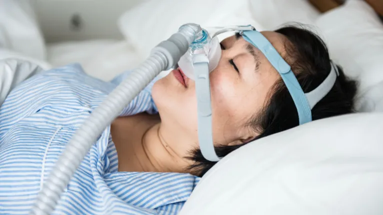 O CPAP utiliza uma máscara para manter as vias aéreas abertas durante o sono e evitar as pausas respiratórias provocadas pela apneia.