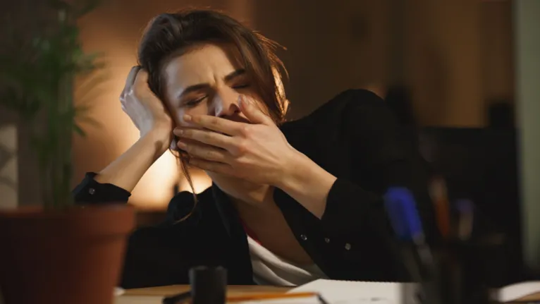 Dormir demais ou sentir uma sonolência intensa durante o dia pode estar relacionado a distúrbios do sono.