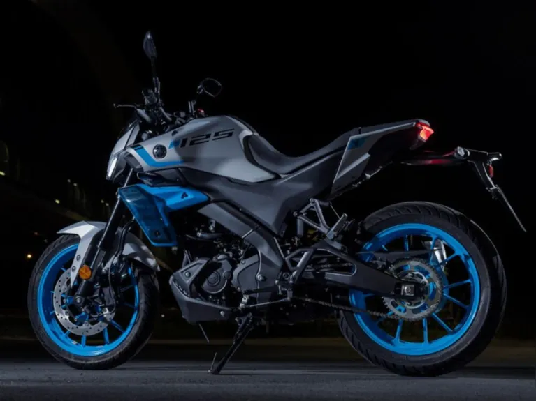 A Yamaha MT-125 2027 ganha visual mais anguloso, com máscara dianteira translúcida escurecida, logotipo com acabamento fosco e tanque redesenhado.