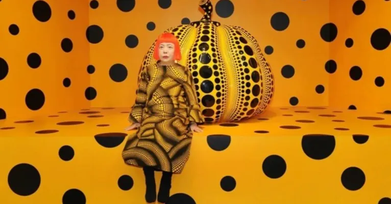 Dona de um estilo marcado por bolinhas, redes e instalações imersivas, Yayoi Kusama, uma das artistas mais reconhecidas da vanguarda japonesa, morreu aos 97 anos, em Tóquio.