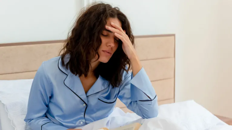 Dificuldade para voltar a dormir após acordar durante a madrugada é uma queixa comum. Fogachos e alterações hormonais podem deixar o descanso mais fragmentado.