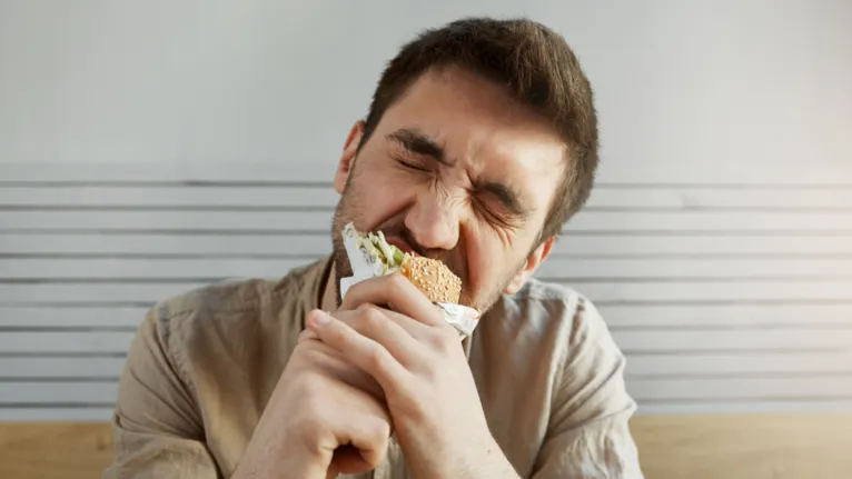 Nem sempre aquela vontade repentina de comer significa fome. Em alguns casos, o corpo pode estar sinalizando sede.