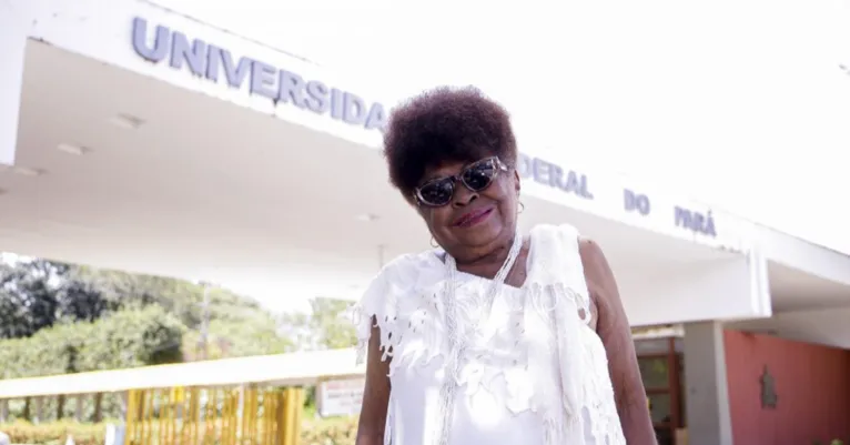 Artistas, intelectuais, políticos e representantes de diferentes instituições prestaram homenagens à professora Zélia Amador de Deus.