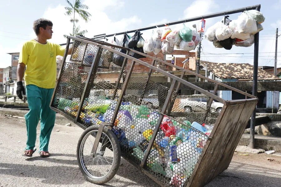 Rodrigo Oliveira diz que tem trabalho para recolher a quantidade de resíduos espalhados pela cidade

