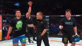 Imagem ilustrativa da notícia Lyoto dá show e aposenta 'falastrão' Chael Sonnen do MMA; veja a luta!