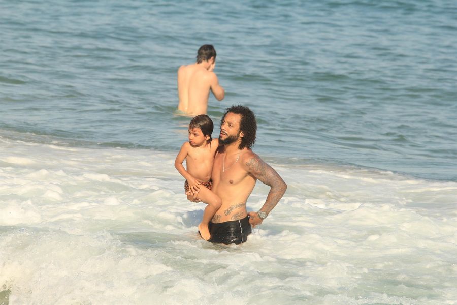 
        
            Jogador do Real Madri Marcelo curte praia com sua família no Rio de Janeiro
        
    
