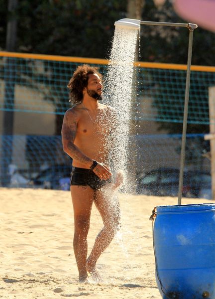 
        
            Jogador do Real Madri Marcelo curte praia com sua família no Rio de Janeiro
        
    