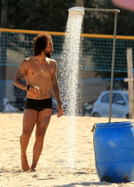 
        
            Jogador do Real Madri Marcelo curte praia com sua família no Rio de Janeiro
        
    