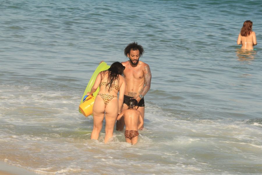 
        
            Jogador do Real Madri Marcelo curte praia com sua família no Rio de Janeiro
        
    