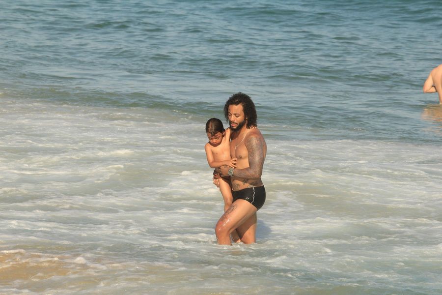 
        
            Jogador do Real Madri Marcelo curte praia com sua família no Rio de Janeiro
        
    