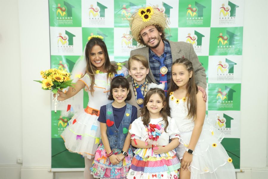 
        
            Ex-BBB's Carol Peixinho e Alan casam e se beijam em arraiá no RJ
        
    