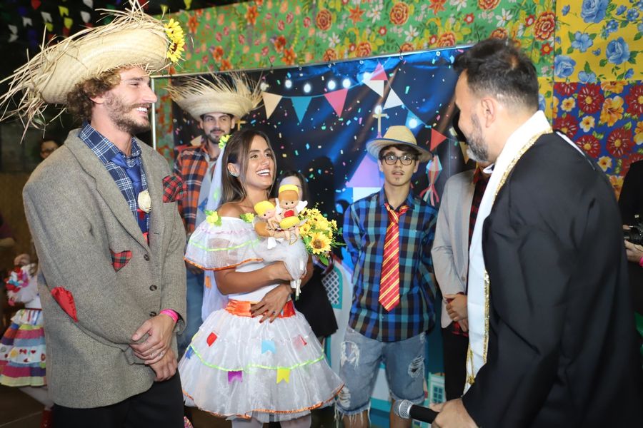 
        
            Ex-BBB's Carol Peixinho e Alan casam e se beijam em arraiá no RJ
        
    